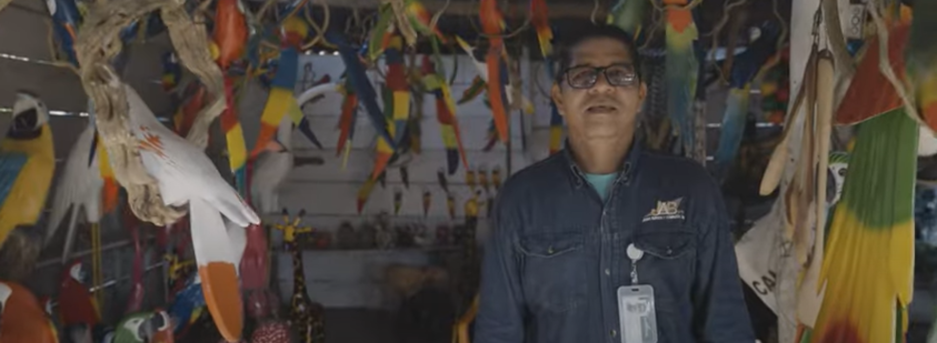 El conductor de San Antero que le da vida a coloridas figuras de madera