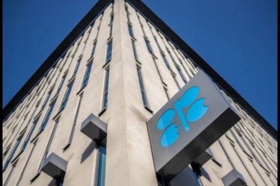 Producción Opep aumenta en diciembre antes de nuevos recortes y salida de Angola